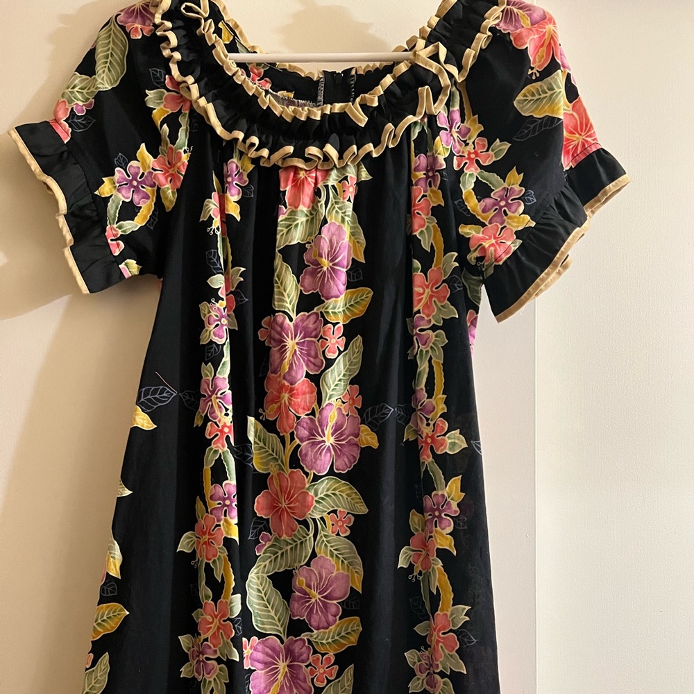 GREAT CONDITION Lovely black floral round neck, barkcloth vintage dress.